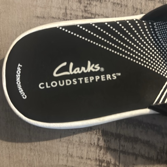 Women’s Clark’s CloudSteppers sandals, black and white - Picture 2 of 4